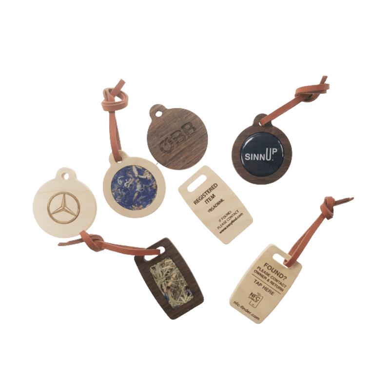NFC Holzschlüsselanhänger mit Fundsystem, Gravur, Naturinlay & Lederband